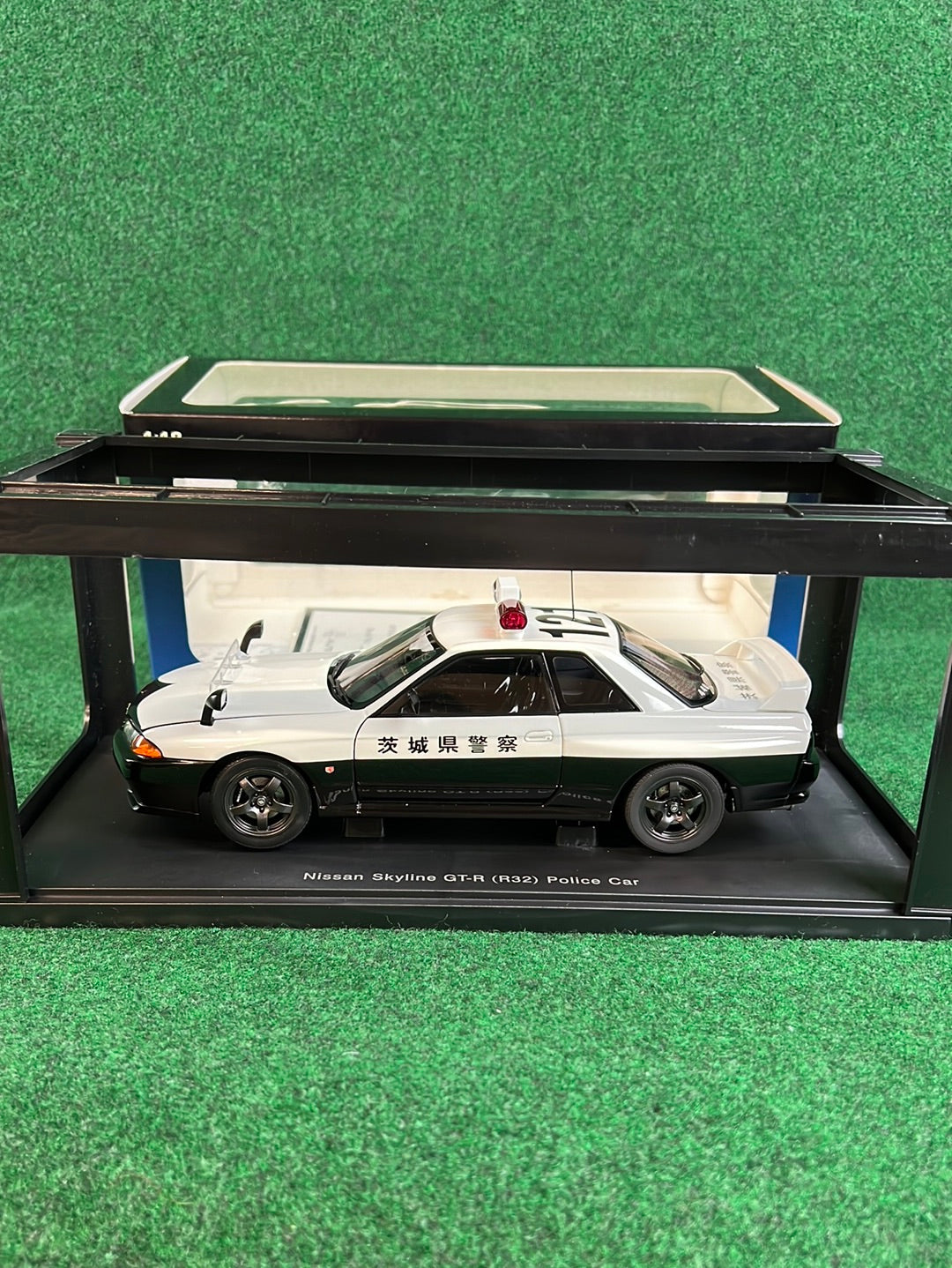 AutoArt 1/18 Scale Diecast: Ibaraki-Kenkei #121 Police Car Nissan Skyline  R32 GTR