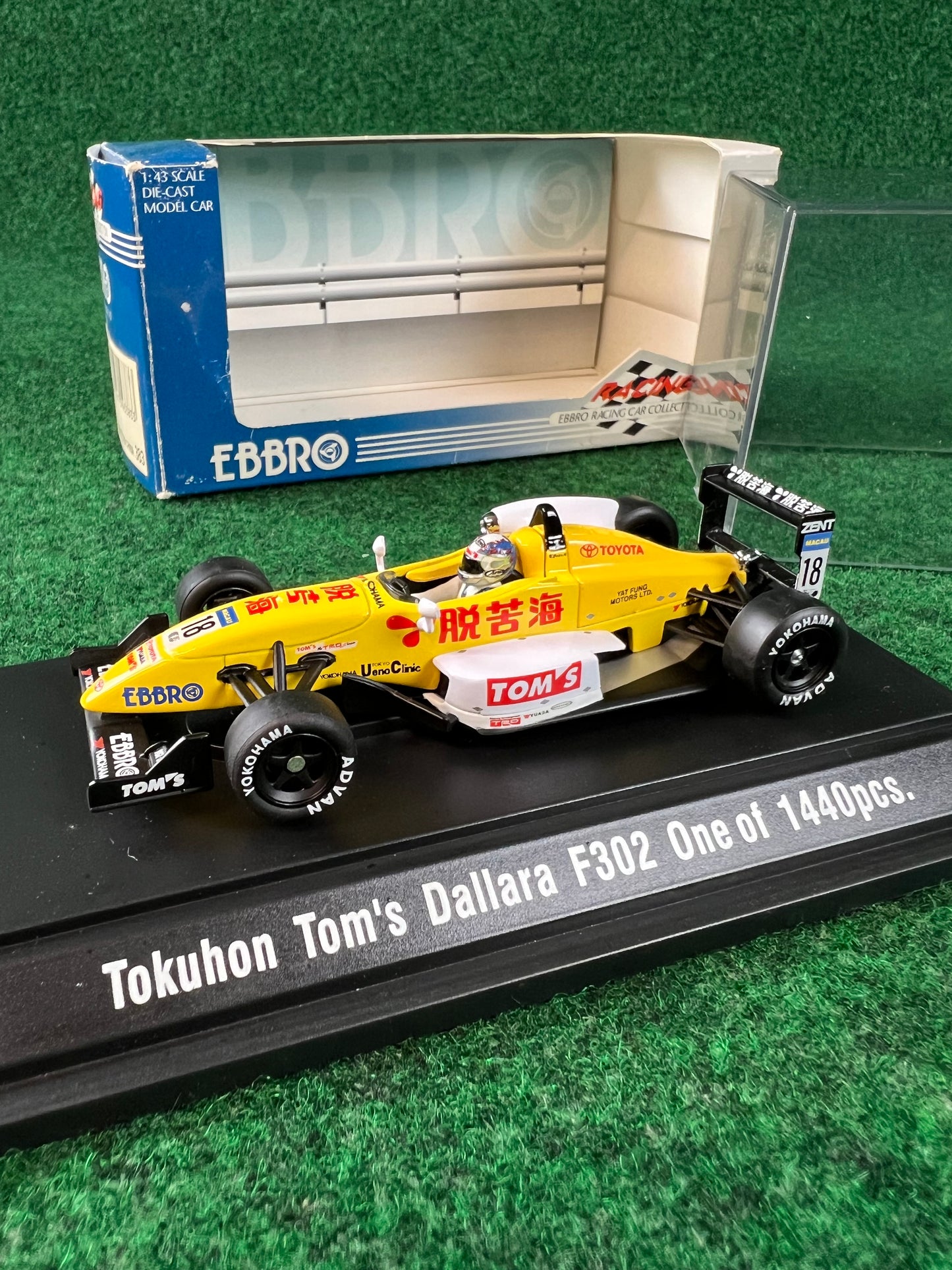 EBBRO - Tokuhon TOM'S Dallara F302 Formula 3 Macau GP 2002 No. 18 1/43 Scale Diecast