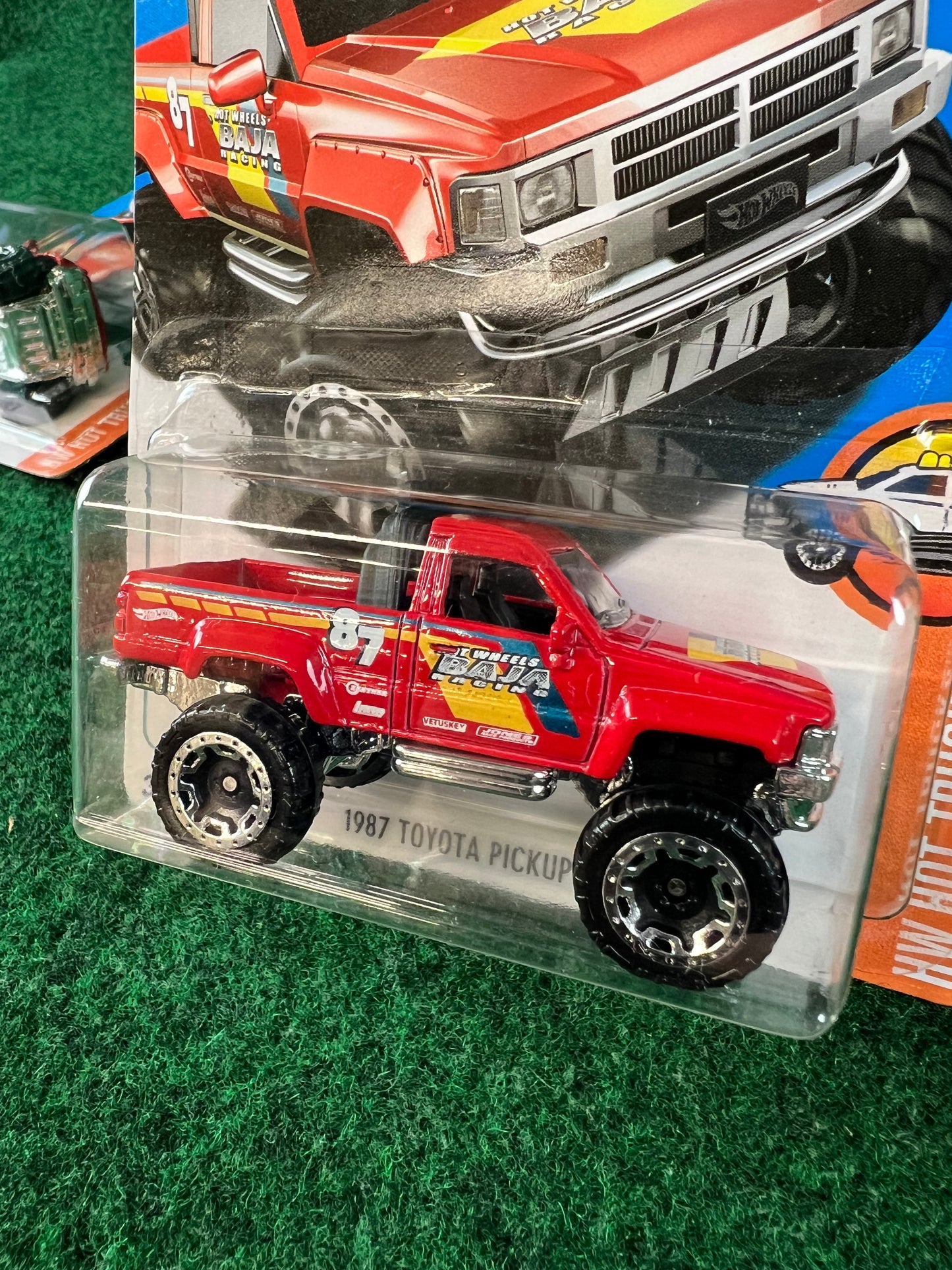 Hot Wheels - 1987 Toyota Pickup Truck Set of 2