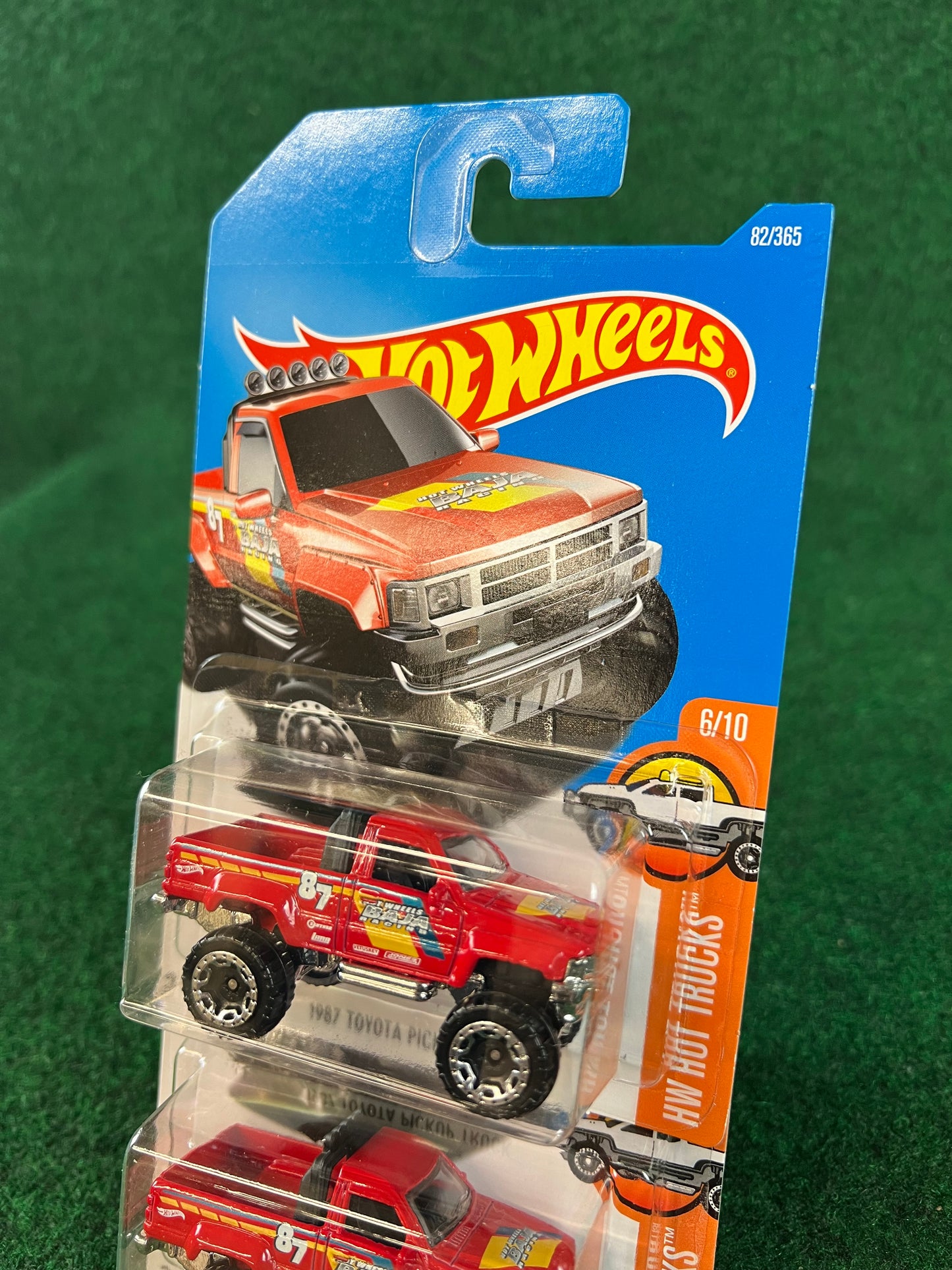 Hot Wheels - 1987 Toyota Pickup Truck Set of 2