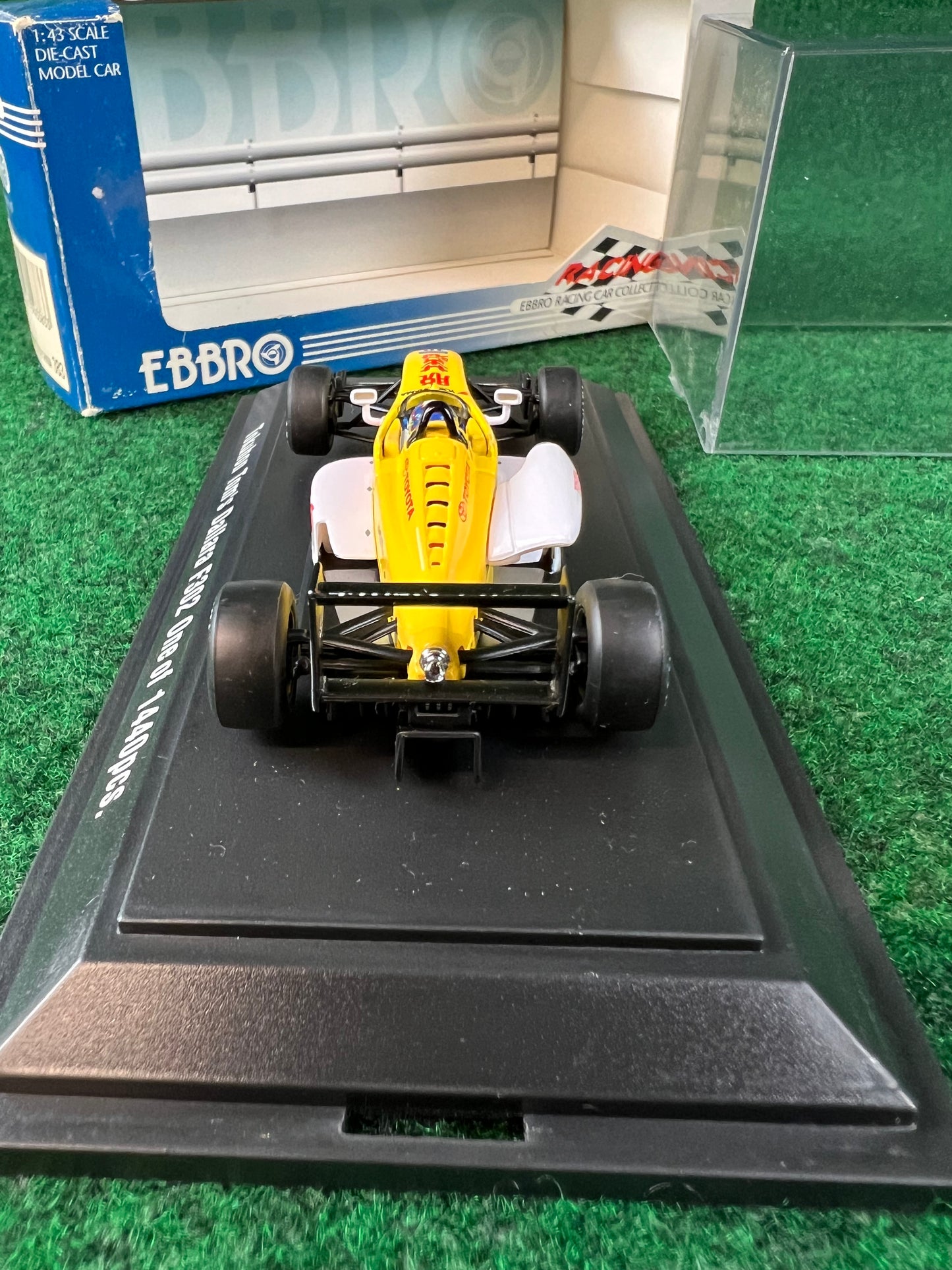 EBBRO - Tokuhon TOM'S Dallara F302 Formula 3 Macau GP 2002 No. 18 1/43 Scale Diecast