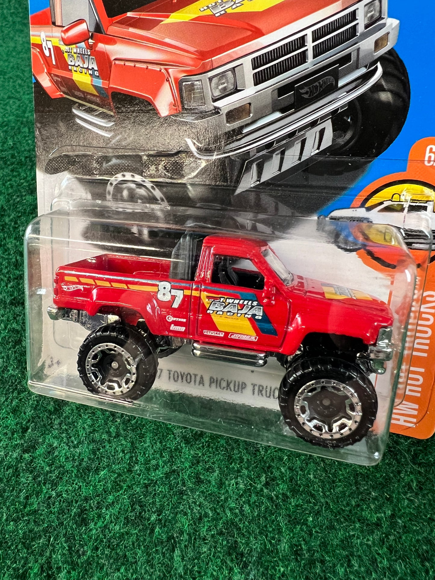 Hot Wheels - 1987 Toyota Pickup Truck Set of 2