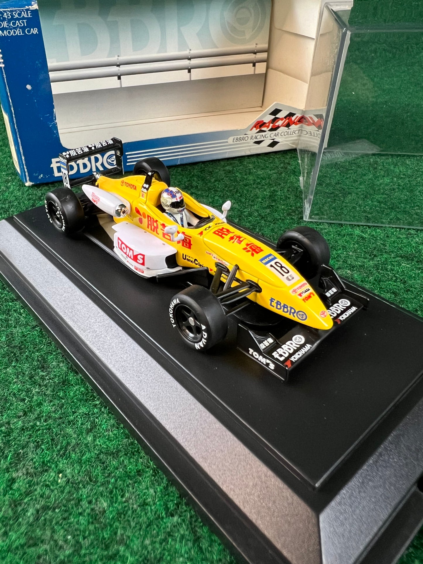 EBBRO - Tokuhon TOM'S Dallara F302 Formula 3 Macau GP 2002 No. 18 1/43 Scale Diecast