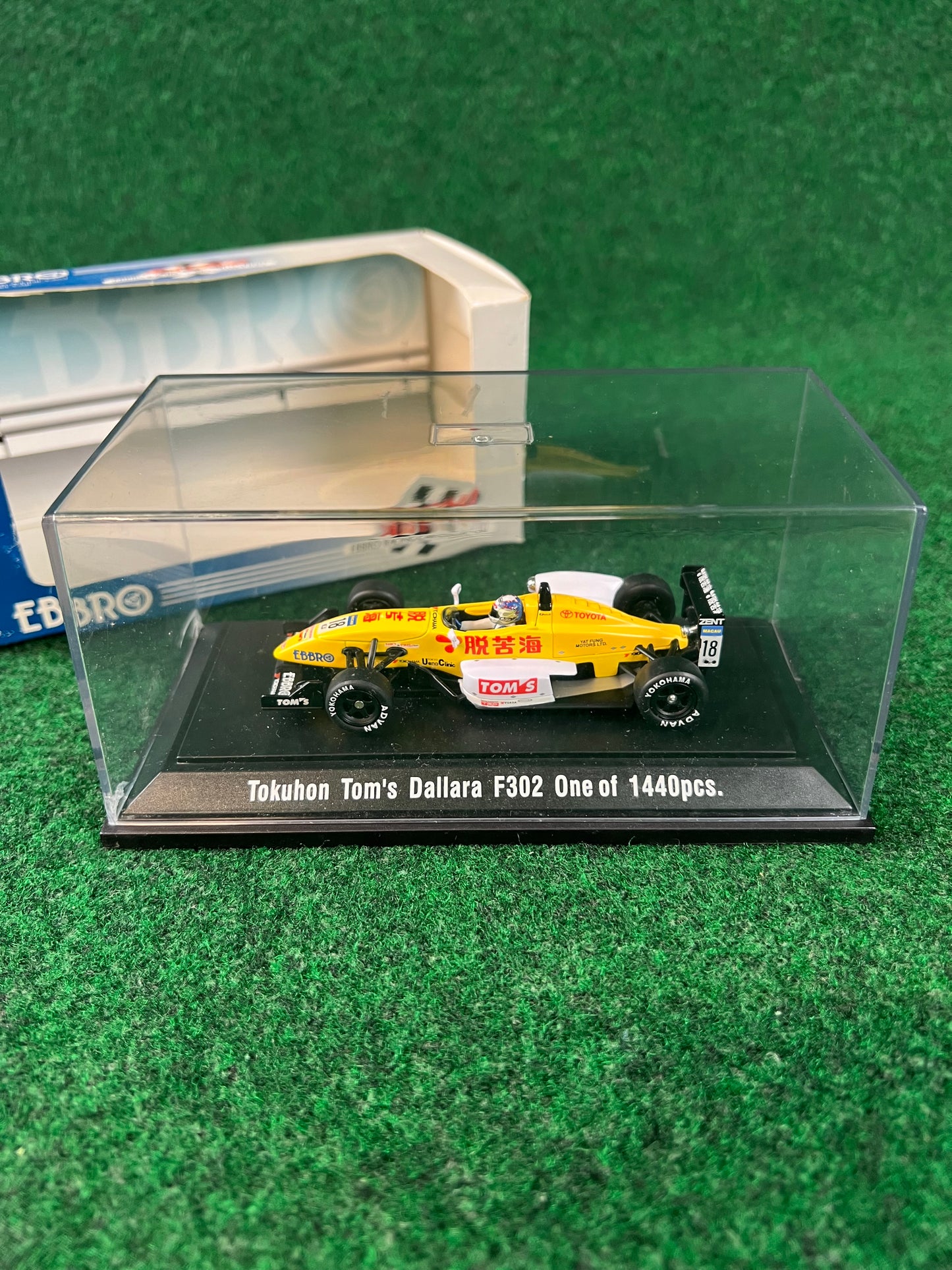 EBBRO - Tokuhon TOM'S Dallara F302 Formula 3 Macau GP 2002 No. 18 1/43 Scale Diecast