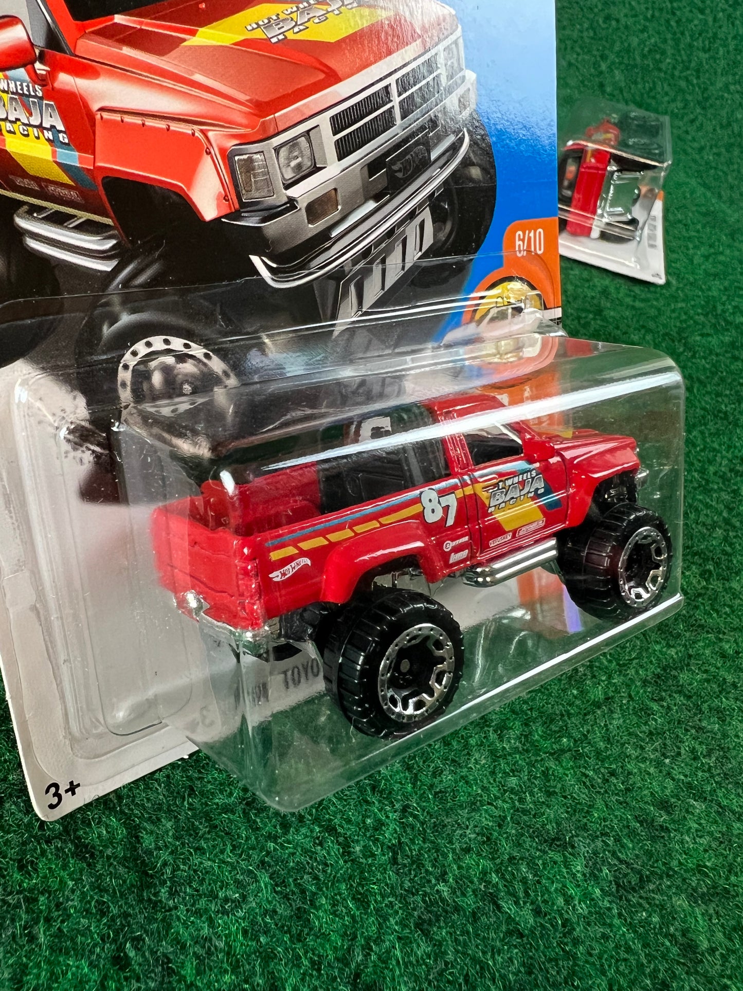 Hot Wheels - 1987 Toyota Pickup Truck Set of 2