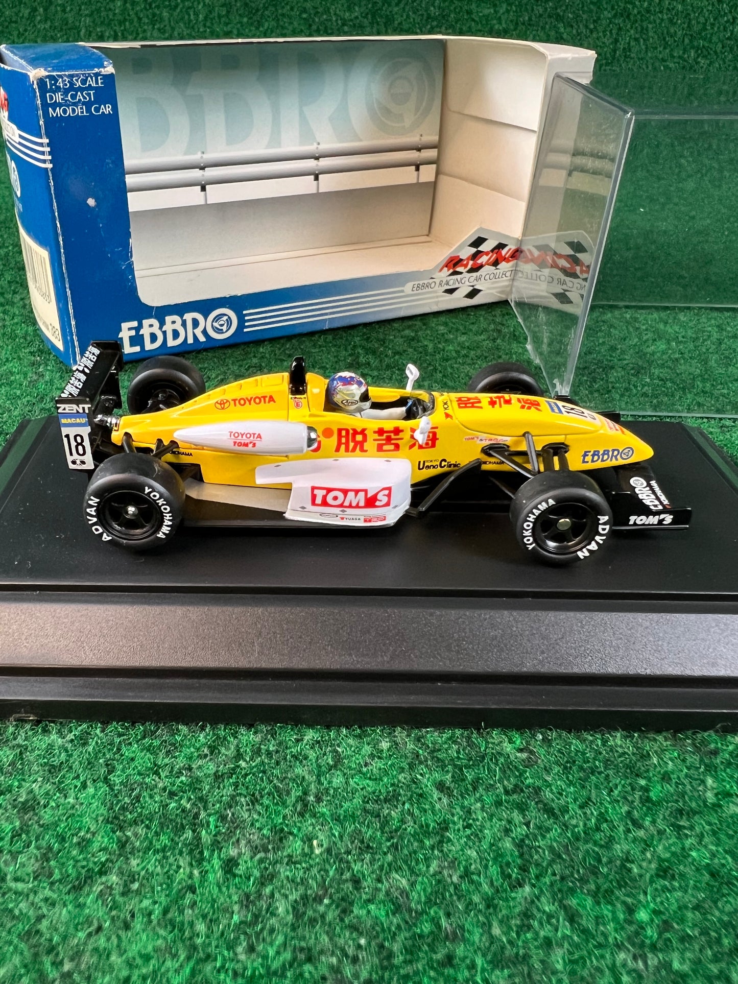 EBBRO - Tokuhon TOM'S Dallara F302 Formula 3 Macau GP 2002 No. 18 1/43 Scale Diecast