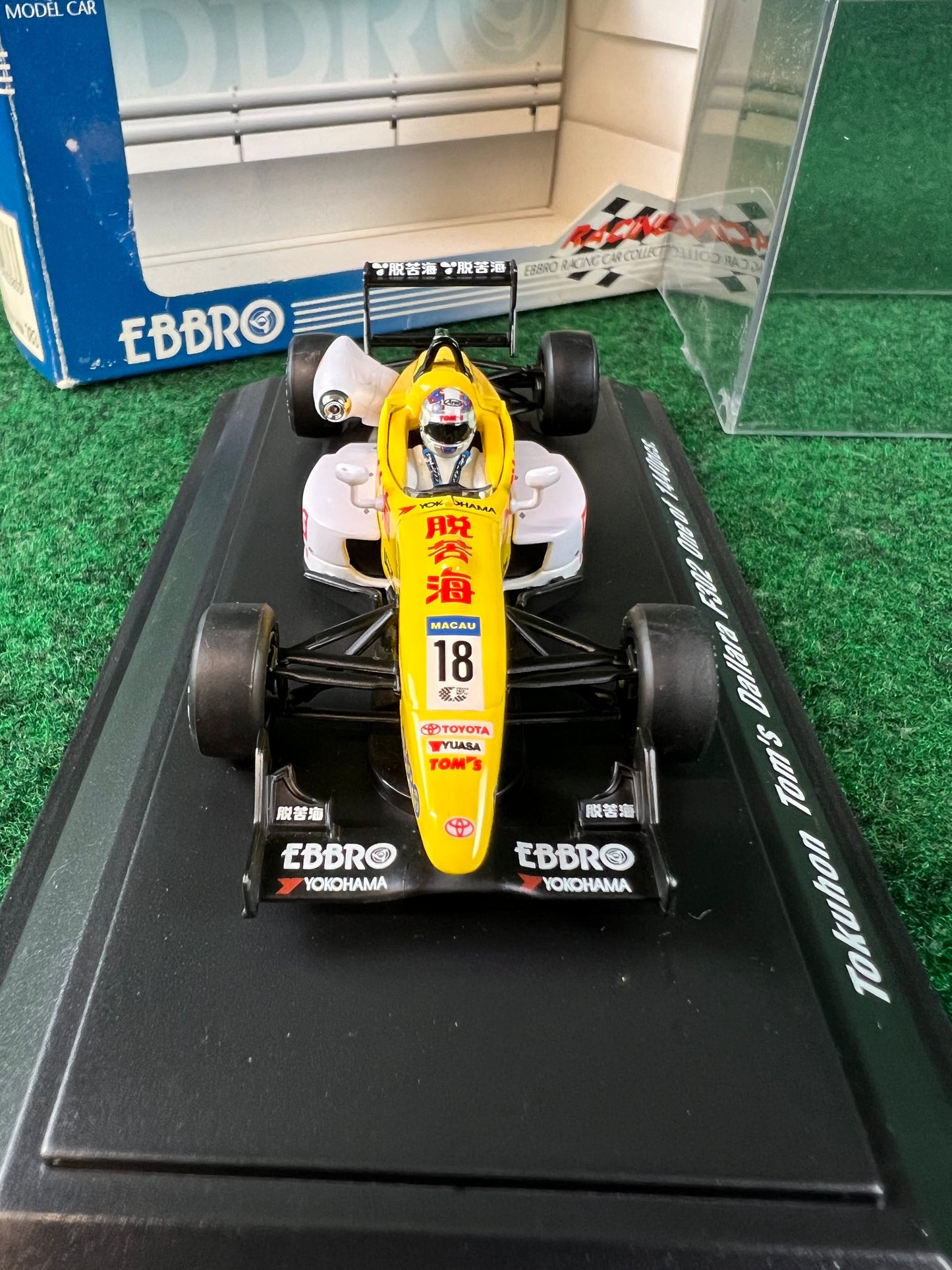 EBBRO - Tokuhon TOM'S Dallara F302 Formula 3 Macau GP 2002 No. 18 1/43 Scale Diecast