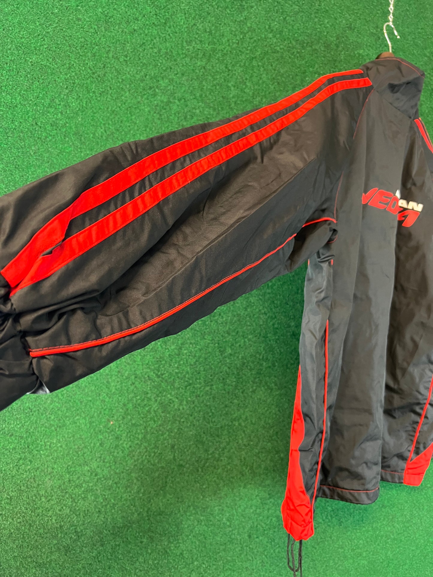 ADVAN NEOVA - Lightweight Insulated Windbreaker Black/Red Jacket