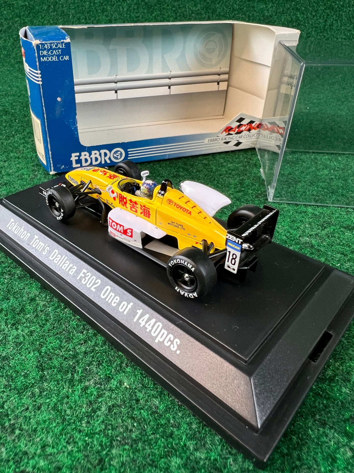 EBBRO - Tokuhon TOM'S Dallara F302 Formula 3 Macau GP 2002 No. 18 1/43 Scale Diecast