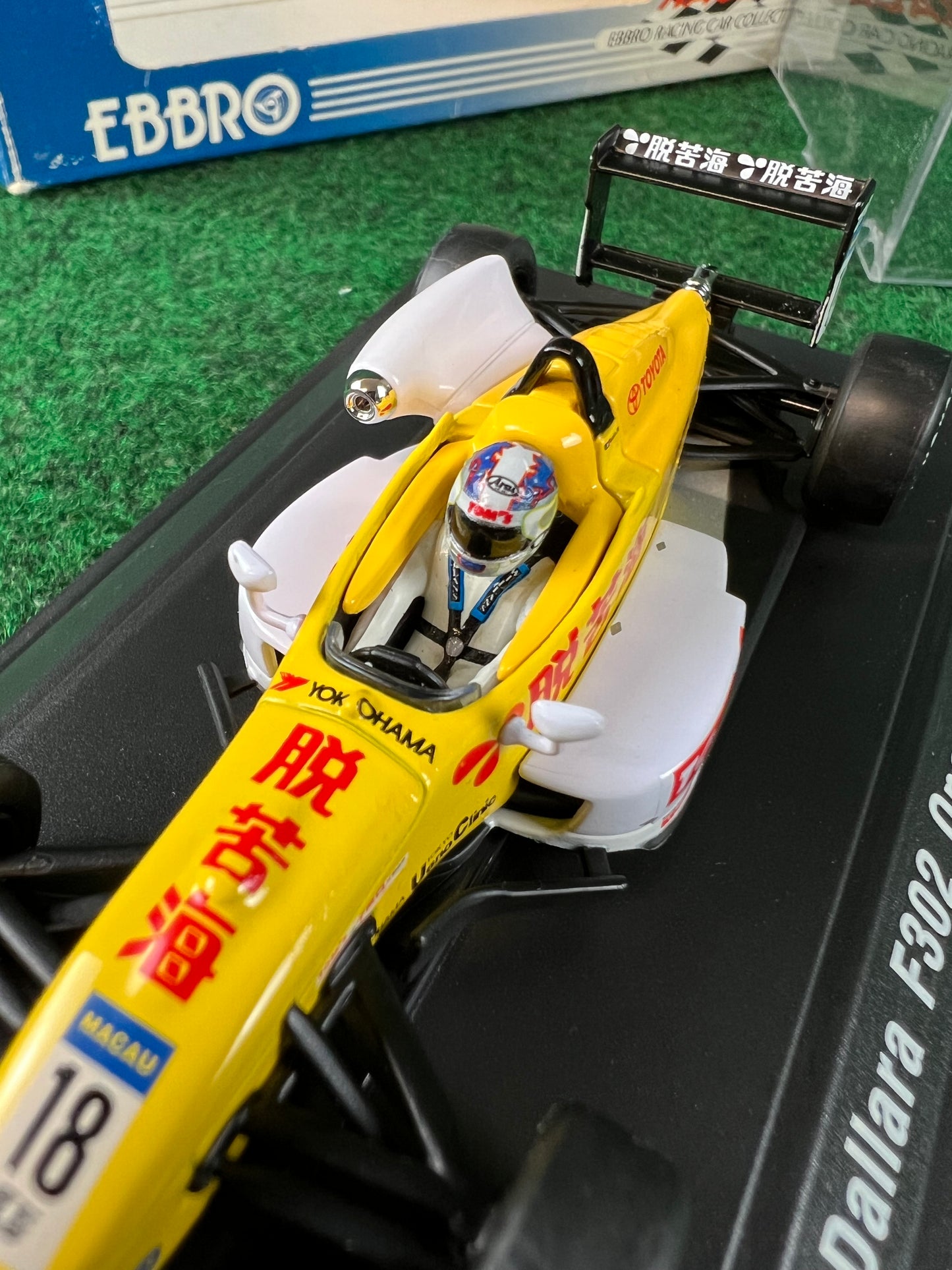 EBBRO - Tokuhon TOM'S Dallara F302 Formula 3 Macau GP 2002 No. 18 1/43 Scale Diecast