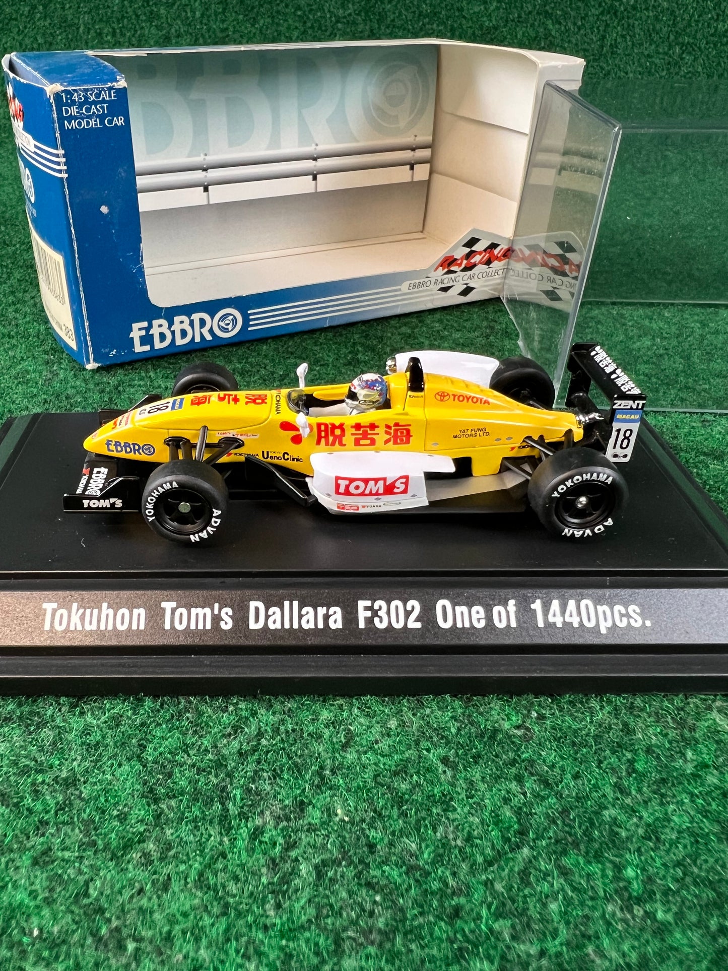 EBBRO - Tokuhon TOM'S Dallara F302 Formula 3 Macau GP 2002 No. 18 1/43 Scale Diecast