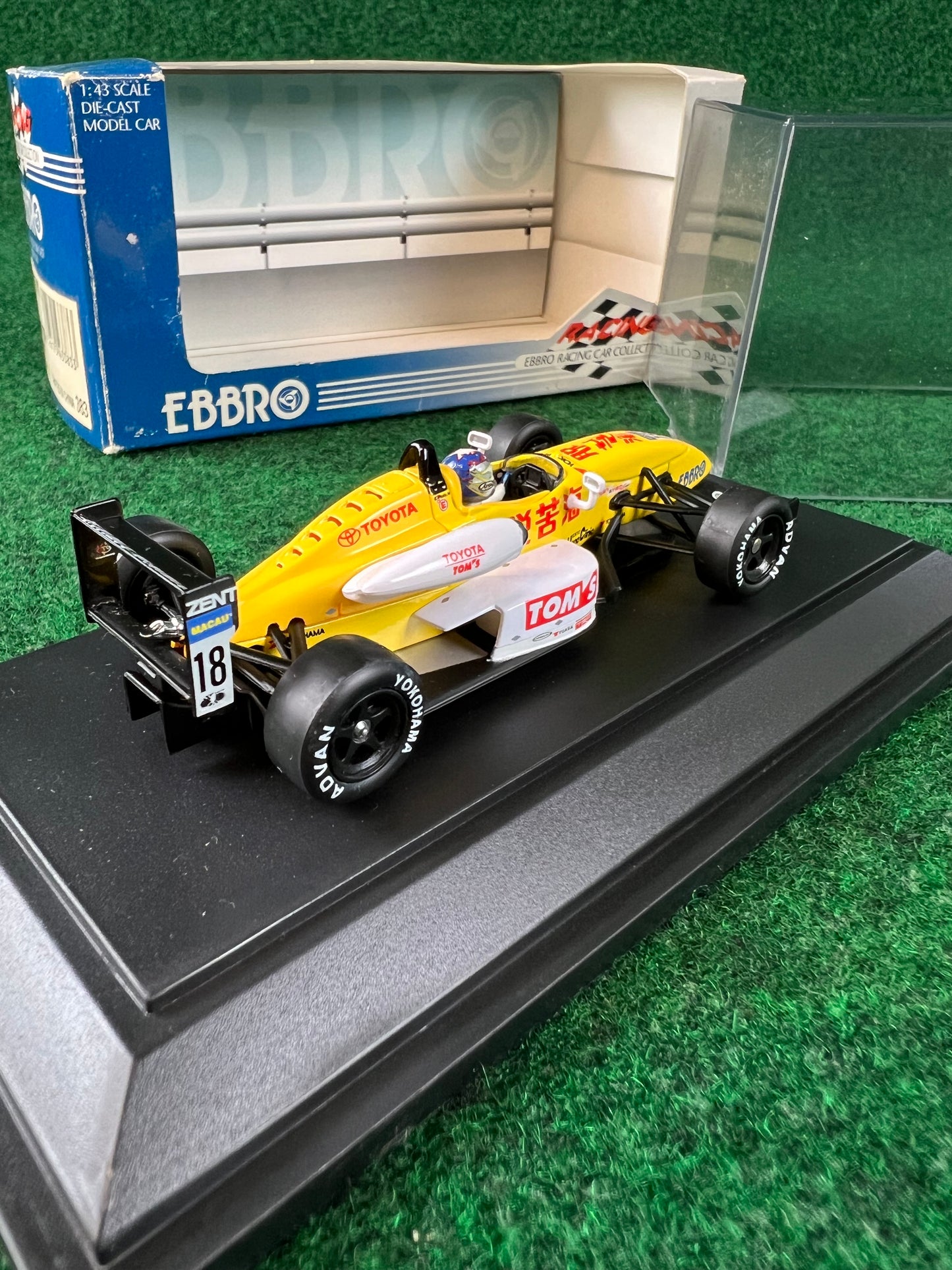 EBBRO - Tokuhon TOM'S Dallara F302 Formula 3 Macau GP 2002 No. 18 1/43 Scale Diecast